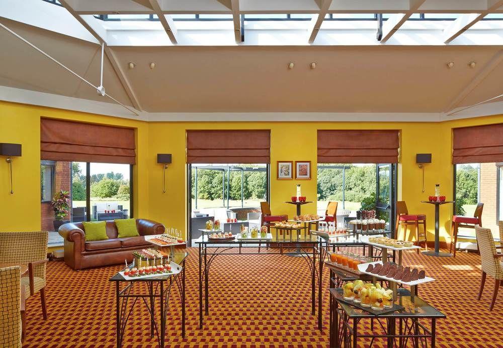 Delta Hotels By Marriott Northampton Extérieur photo